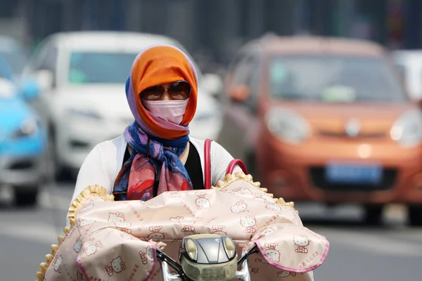 Una Ciclista China Que Protege Cabeza Con Una Bufanda Del — Foto de Stock