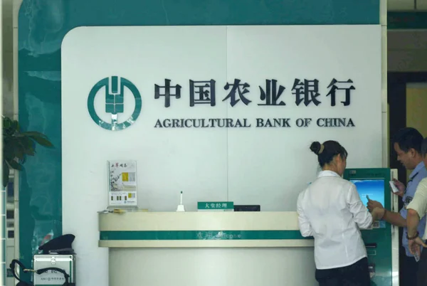 Kinesisk Kontorist Betjänar Kund Filial Till Abc Agricultural Bank China — Stockfoto
