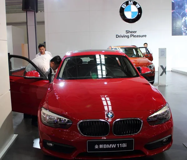 Los Visitantes Observan Bmw 118I Durante Una Exposición Automóviles Ciudad — Foto de Stock