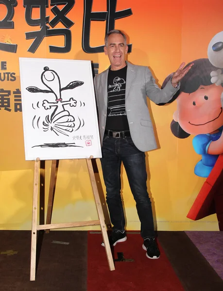 Réalisateur Américain Steve Martino Pose Avec Une Caricature Snoopy Lors — Photo