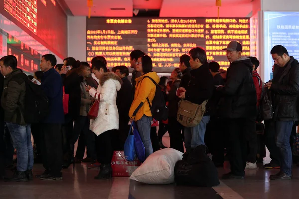 Κινέζικα Επιβάτες Ουρά Για Αγοράσουν Σιδηροδρομικά Εισιτήρια Ένα Εκδοτήριο Στο — Φωτογραφία Αρχείου