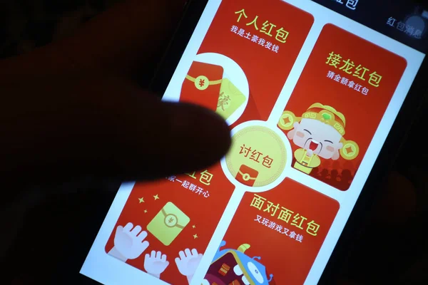 2015년 27일 쓰촨성 남서부 청두시에서 주민이 알리페이의 빨간색 서비스를 스마트폰으로 — 스톡 사진