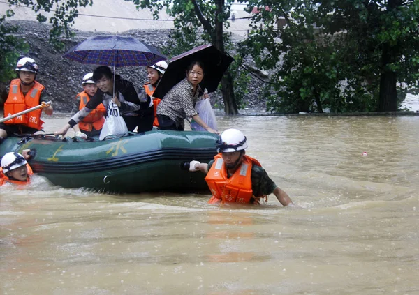 Čínští Záchranáři Evakuovat Místní Obyvatelé Zaplavených Oblastí Způsobené Silnými Dešti — Stock fotografie