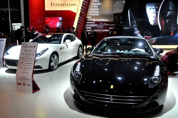 Спортивные Автомобили Ferrari Представлены Шанхайской Международной Выставке Автомобильной Промышленности Известной — стоковое фото