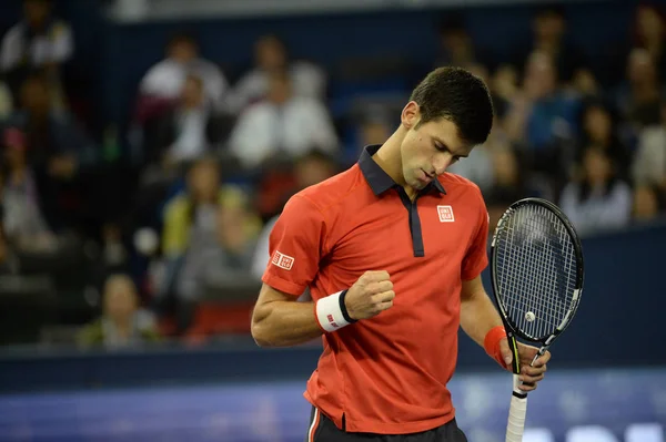 2015 上海マスターズ テニス大会で 上海で 2015 男子シングルスの決勝戦でフランスのジョー ウィルフ リード ツォンガに対して得点後セルビアのノバク ジョコビッチに反応します — ストック写真