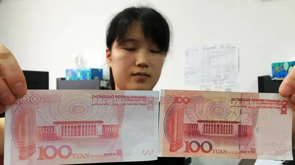 Funcionário Mostra Nova Versão Nota 100 Yuans Esquerda Versão Atual — Fotografia de Stock