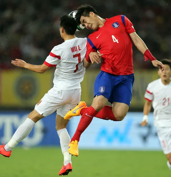 Lei Kina Vänster Utmaningarna Kim Young Sydkorea Sin Fotbollsmatch Herrarnas — Stockfoto