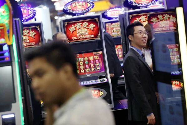 Відвідувачі Ходять Повз Ігрових Автоматів Під Час Глобальної Gaming Expo — стокове фото