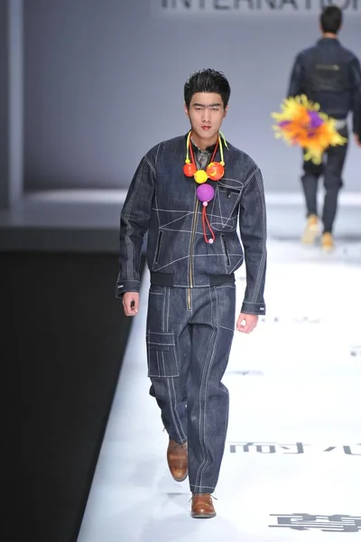 モデルは 2015 中国の北京で中国ロンドンファッションウィークの春 2016 年中に 2015 卒業生コレクションのファッションショーで新しい創造を表示します — ストック写真