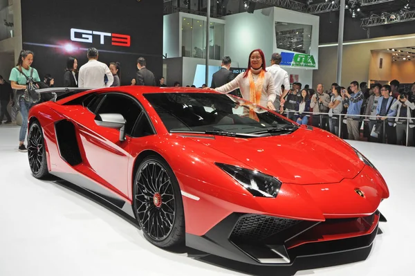 Visitante Posa Con Coche Deportivo Lamborghini Durante 16ª Exposición Internacional — Foto de Stock