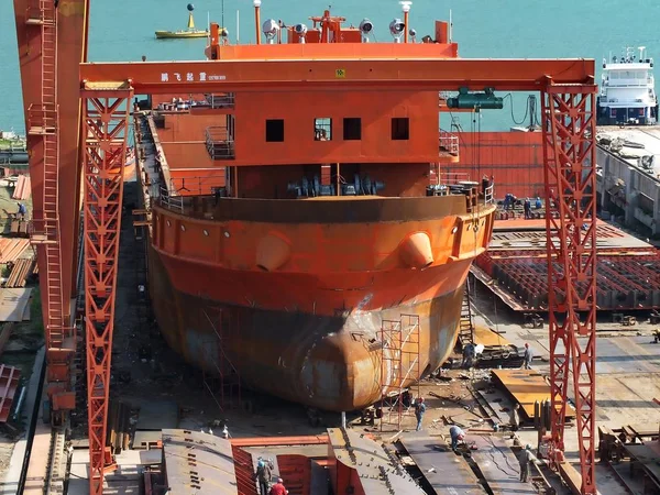 Ein Frachtschiff Wird Auf Einer Privaten Werft Ufer Des Yangtse — Stockfoto