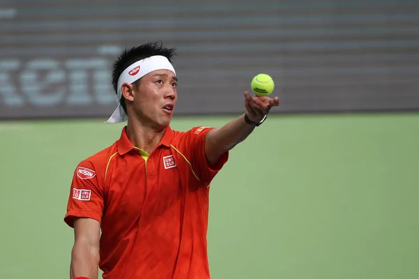 日本の錦織圭は 2015年上海マスターズ テニス大会中国 上海市に 2015 日の間にオーストラリアのニック Kyrgios に対して 男子シングルスの彼らの第二ラウンドの試合で提供しています — ストック写真