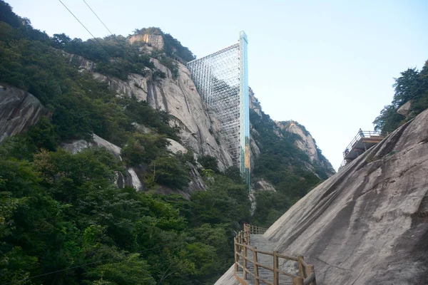 2015年9月12日 中国中部湖北省黄冈市洛田县天塘寨风景区一座山上建造的145米观光电梯 — 图库照片
