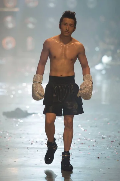 Zou Shiming Campeão Chinês Boxe Exibe Uma Nova Criação Chi — Fotografia de Stock