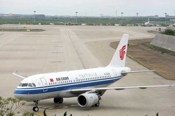 Gépet Air China Képen Shanghai Hongqiao Nemzetközi Repülőtértől Shanghai Kína — Stock Fotó