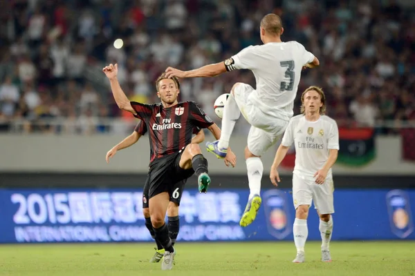 Pepe Von Echtem Madrid Top Fordert Andrea Bertolacci Von Milan — Stockfoto