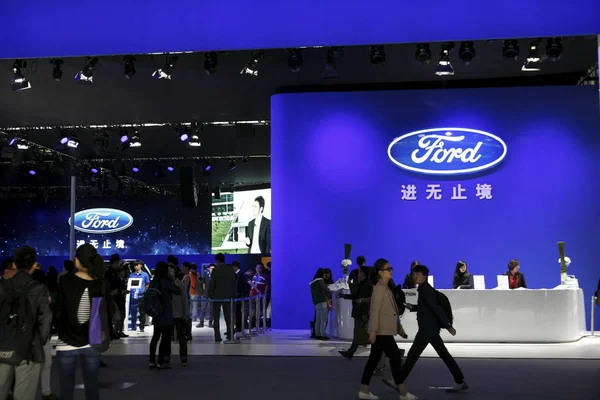 Lidé Navštívit Stánek Ford Čína Guangzhou Mezinárodní Automobilové Výstavy Také — Stock fotografie