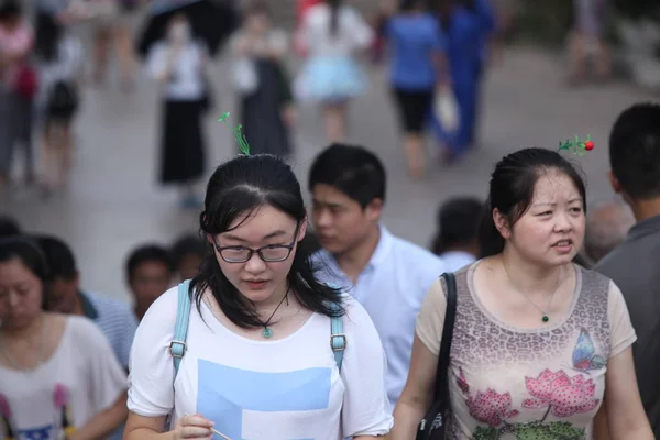 2015年9月5日 身穿塑料发夹的年轻女性参观了中国上海齐宝古城 — 图库照片