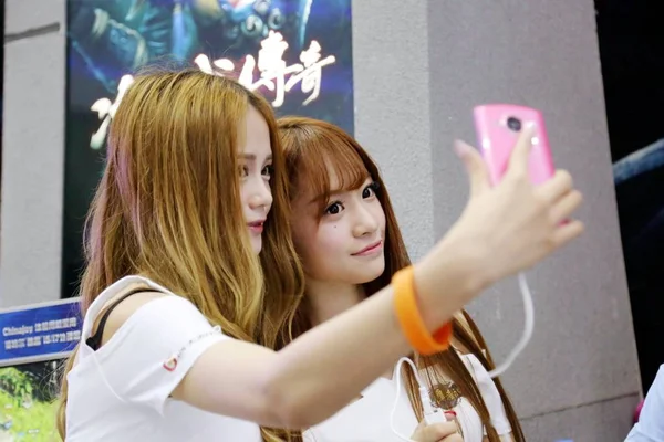 Showgirls Взяти Selfie Під Час Китай Цифрових Розваг Експоцентру Також — стокове фото