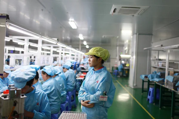 女性中国スーパーバイザー時計 2014 日中国南部の広東省東莞市の工場で労働その他の労働者 — ストック写真