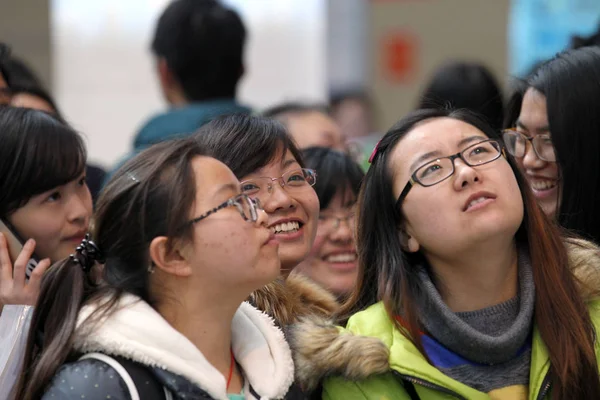 2015年2月28日 中国毕业生在中国东部江苏省南通市参加招聘会 — 图库照片