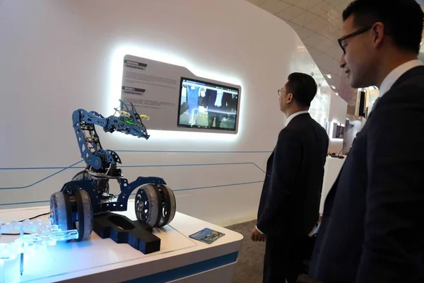 2015年9月9日 在中国东北辽宁省大连市举行的2015年世界经济论坛新冠军年会上 游客们观看了展出的斯纳普龙罗孚机器人 也被称为2015年夏季达沃斯论坛 — 图库照片