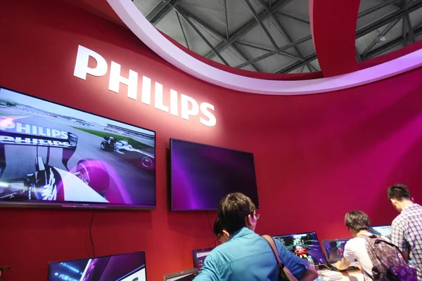 Datei Menschen Besuchen Den Stand Von Philips Während Einer Messe — Stockfoto