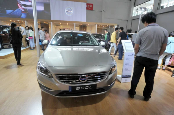 Volvo S60L Εμφανίζεται Κατά Διάρκεια Μιας Εκπομπής Αυτοκινήτων Στην Πόλη — Φωτογραφία Αρχείου