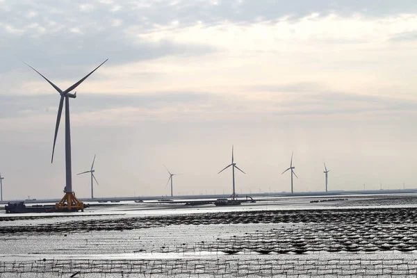 2011年12月27日中国江蘇省南東市近郊の洋上風力発電所で風力発電機が始動 — ストック写真