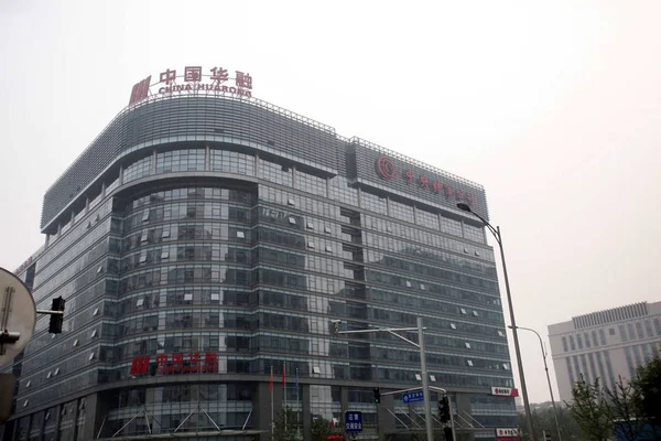 2012年8月17日 北京にある中国華龍アセットマネジメント有主の本社ビルの眺め — ストック写真