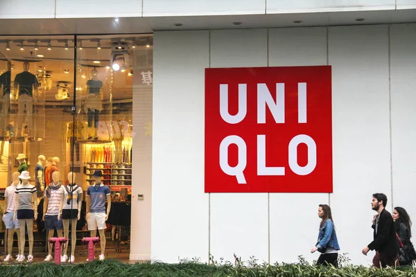 Pedestrians Walk Store Uniqlo Shanghai China April 2014 — Stock Photo, Image