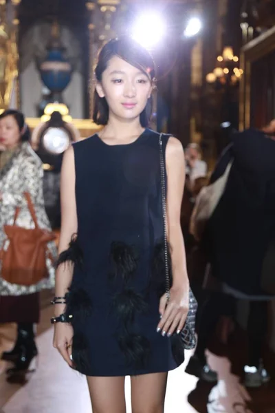 中国の女優周嶼 2015 秋冬パリのファッションウィークのパリ フランス 2015 日中にステラ マッカートニーのファッションショーでポーズします — ストック写真