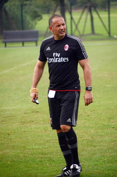 Entrenadora Principal Sinisa Mihajlovic Del Milan Participa Una Sesión Entrenamiento — Foto de Stock