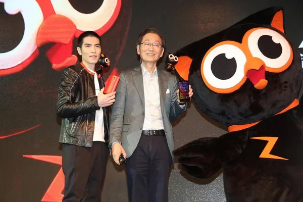Тайваньский Певец Джем Сяо Слева Позирует Рекламном Мероприятии Смартфона Asus — стоковое фото