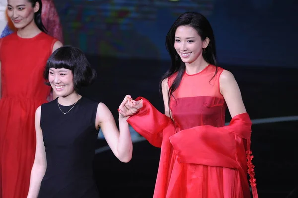 台湾のモデルで女優リン チーリン右 笑顔ファン蘭中国ファッション週秋 2015 年度までの北京 2015 日の間に中国のファッション デザイナーのファッションショーで — ストック写真