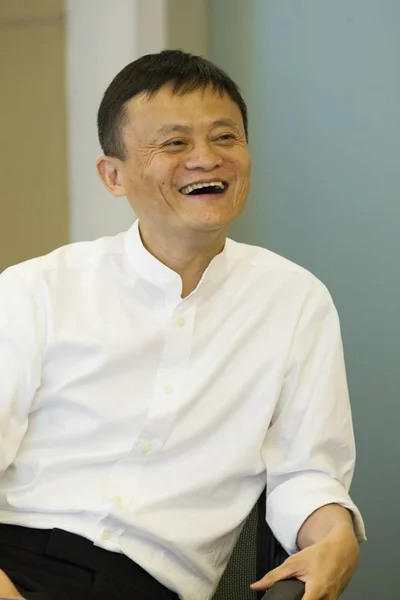 Jack Yun Presidente Alibaba Group Reacciona Durante Una Entrevista Después —  Fotos de Stock