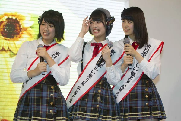 2015年8月13日 日本偶像格里尔集团Akb48团队的Maria Shimizu Sato和Nanase Yoshikawa参加了2015年香港香港食品博览会期间日本食品的促销活动 — 图库照片