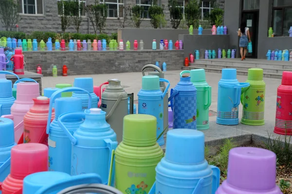 Kleurrijke Thermos Kolven Worden Geplaatst Door Studenten Voor Openbare Water — Stockfoto