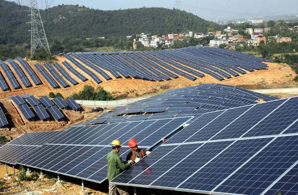 Lavoratori Cinesi Installano Pannelli Solari Una Centrale Fotovoltaica Nella Città — Foto Stock