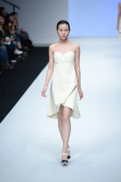 モデルは 2015 中国の北京で中国ロンドンファッションウィークの春 2016 年中アンゲロス Bratis ファッションショーで新しい創造を表示します — ストック写真