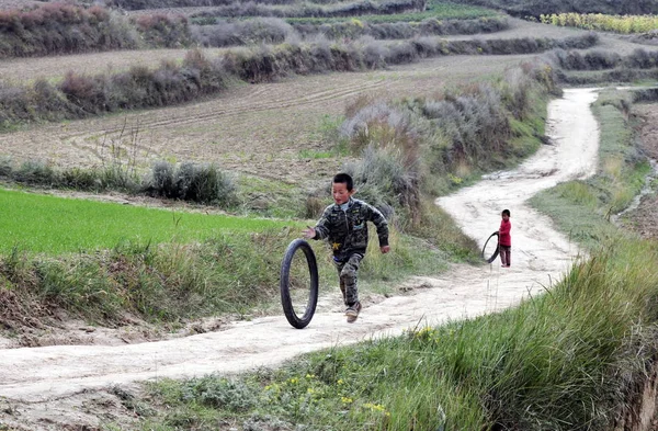 Junge Chinesische Jungen Spielen Mit Ausrangierten Fahrradreifen Einem Abgelegenen Dorf — Stockfoto