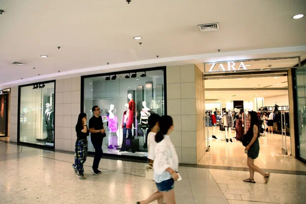 Pedestres Passam Por Uma Loja Zara Shopping Center Xangai China — Fotografia de Stock