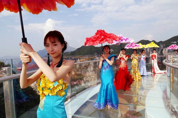 연예인은 Yunyang 카운티 2015 지역에서 개회식 동안에 외팔보 다리에 — 스톡 사진