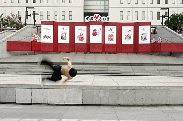 中国の夢 私の夢 テーマにした公共サービス広告のビューに北京 2013 日に西単文化広場 — ストック写真