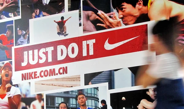 Les Piétons Passent Devant Une Publicité Pour Nike Shanghai Chine — Photo