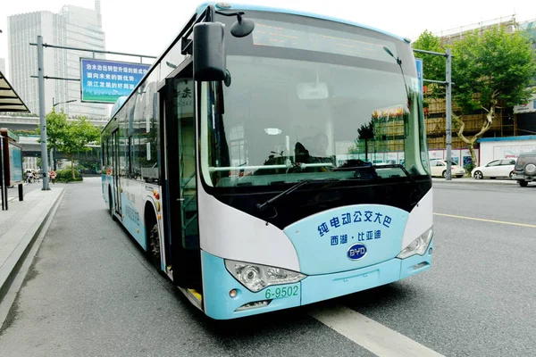 Byd Ηλεκτρικό Λεωφορείο Ταξιδεύει Ένα Δρόμο Στην Χανγκζού Πόλη Επαρχία — Φωτογραφία Αρχείου