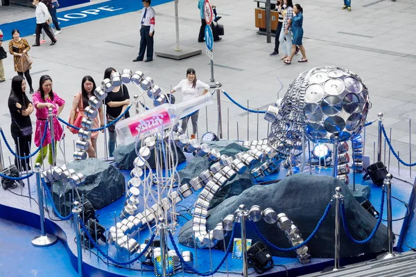 2015년 상하이 Jiuguang City Plaza에서 조리기구 제조업체 Fissler가 행사에서 기구로 — 스톡 사진
