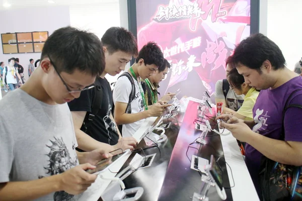 Visitors Play Mobile Games Tablet Smartphones 12Th China Digital Entertainment — стоковое фото