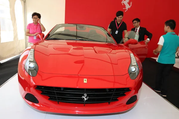 Bezoekers Uitproberen Een Ferrari Roadster Tentoongesteld Tijdens China Rendez Vou — Stockfoto