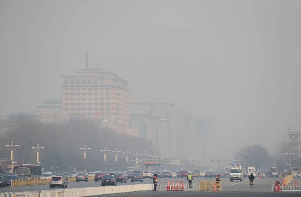 Vehículos Circulan Por Avenida Chang Con Mucho Smog Beijing China — Foto de Stock